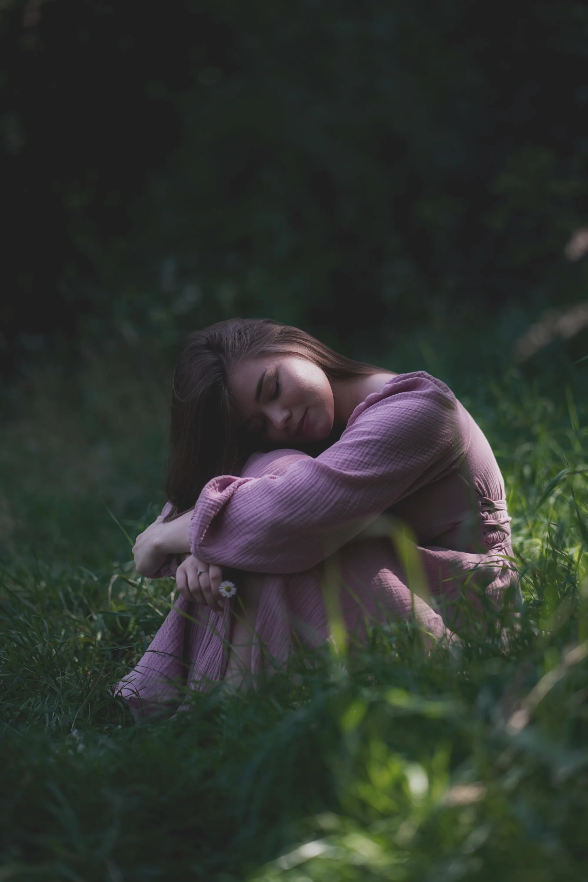 Personne assise dans l'herbe